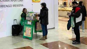 Lluvia de miles de euros: el cup&oacute;n de la ONCE reparte suerte en un centro comercial de Pamplona