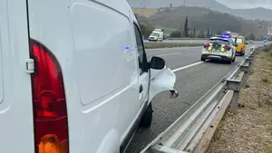 La Guardia Civil localiza en Navarra un coche escondido tras la fuga de un accidente con dos personas heridas