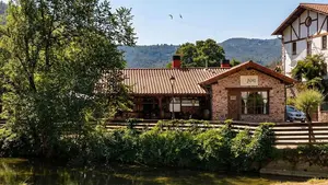 El restaurante de un pueblo de Navarra que conquista por su gorr&iacute;n asado, los postres caseros y un entorno &uacute;nico