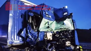 Un herido en el accidente de un cami&oacute;n en Areso que moviliza a bomberos y ambulancias en la A-15