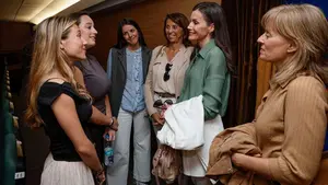 La reina Letizia aparece por sorpresa para apoyar un documental navarro sobre los nietos de v&iacute;ctimas de ETA