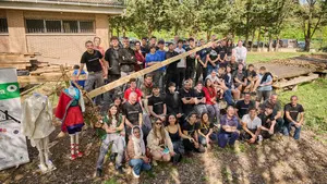 La almad&iacute;a fabricada por estudiantes de Pamplona que bajar&aacute; el r&iacute;o Esca en Burgui