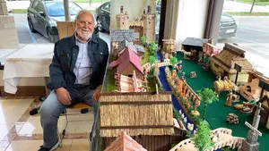 La sorprendente maqueta de un navarro de 77 a&ntilde;os en una panader&iacute;a de Pamplona: "Me ha costado seis meses"