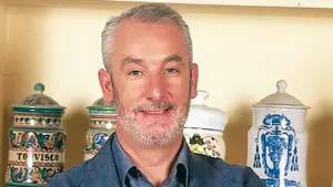 Fallece Txumari Alfaro, el presentador navarro que marc&oacute; a una generaci&oacute;n con 'La botica de la abuela'