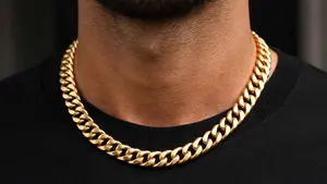 Tres hombres roban de un tir&oacute;n una cadena de oro en Pamplona y la v&iacute;ctima logra retener a dos de ellos