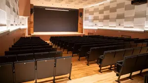 El antiguo edificio de Pamplona que gana un nuevo sal&oacute;n de actos y m&aacute;s aulas tras meses de obras