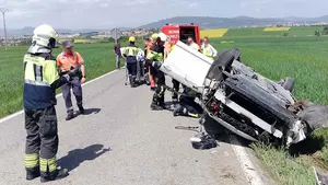 Impactante accidente en Navarra: un veh&iacute;culo vuelca y su conductor acaba hospitalizado