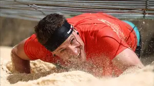 Un total de 900 valientes desaf&iacute;an el barro en un pueblo de Navarra: la carrera de obst&aacute;culos que no deja indiferente