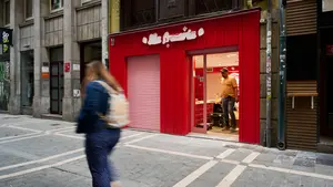 Abre en Pamplona la tienda viral de fresas con chocolate que siempre tiene colas