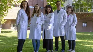 Los investigadores de la Universidad de Navarra que buscan frenar una enfermedad que amenaza al ganado