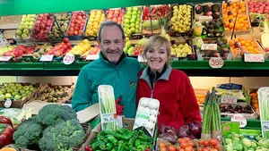 Celso y Mari Jose, una d&eacute;cada vendiendo fruta y verdura en Burlada: "Los impuestos nos comen y estamos deseando jubilarnos"