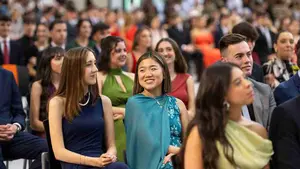 Lleno absoluto y emoci&oacute;n en la UPNA: m&aacute;s de 2.000 personas celebran la graduaci&oacute;n de la nueva hornada de economistas
