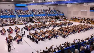 M&aacute;s de 2.000 personas abarrotan el polideportivo de la UPNA para asistir a un acto con un padrino de excepci&oacute;n