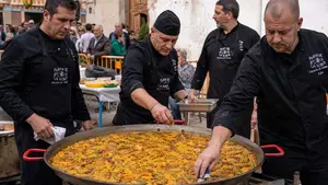 Los chefs valencianos coinciden y lo dejan claro: para hacer bien la paella no debes echar agua al arroz