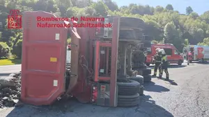 Vuelca un cami&oacute;n cargado con material de obra en una carretera de Navarra y deja un herido