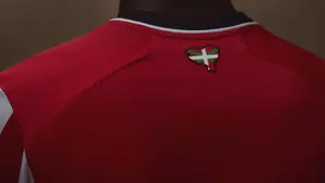 El proetarra Gara se&ntilde;ala a Inda como enemigo p&uacute;blico por denunciar la camiseta del Athletic con un escudo que anexiona Navarra