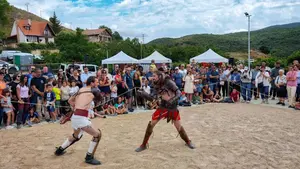 El pueblo de Navarra que celebra una fiesta romana con sal, queso, vino y luchas de gladiadores
