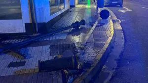 Un conductor hace un trompo en una glorieta de Tudela, derriba una farola y trata de huir