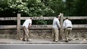 La primera pista de que San Ferm&iacute;n est&aacute; a la vuelta de la esquina: el vallado del encierro vuelve a la calle