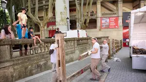 FOTOS| Llega a Pamplona el vallado del encierro de San Ferm&iacute;n: colocan los primeros tablones en el callej&oacute;n de la plaza