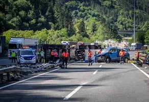 Cinco polic&iacute;as forales muertos en un accidente en Guip&uacute;zcoa al chocar contra un cami&oacute;n cisterna