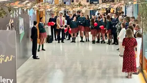 El colegio de Navarra que ha convertido sus pasillos en una galer&iacute;a de arte junto al artista Javier Viver