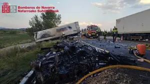 Tragedia en Navarra: muere el conductor de un cami&oacute;n tras saltarse la mediana y chocar contra otro
