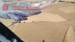 Un incendio de vegetaci&oacute;n alcanza viviendas en un pueblo de Navarra y moviliza helic&oacute;pteros y bomberos