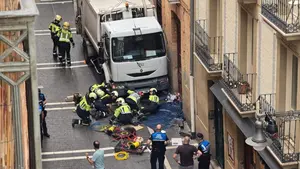 Una persona fallecida y dos mujeres en la UCI tras el atropello m&uacute;ltiple de un cami&oacute;n en la plaza Navarrer&iacute;a de Pamplona