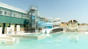 El camping en un pueblo de Navarra que estrena un parque acu&aacute;tico con toboganes y piscinas