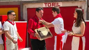 Homenaje al guardi&aacute;n de los toros en San Ferm&iacute;n: 30 a&ntilde;os abriendo los toriles de Pamplona y con una chaqueta de los a&ntilde;os 60