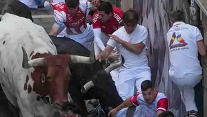 FOTOS| A punto de la tragedia en la curva de Mercaderes en el primer encierro de San Ferm&iacute;n 2026 con un toro de Fuente Ymbro