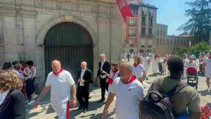 Joseba Asiron (EH Bildu) huye de la misa de San Ferm&iacute;n tras la procesi&oacute;n y planta al obispo para irse a almorzar