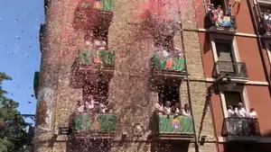 La lluvia de p&eacute;talos que emociona a Pamplona al paso de la procesi&oacute;n de San Ferm&iacute;n por San Lorenzo