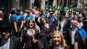 FOTOS | La Corporaci&oacute;n municipal de Pamplona sube por Curia entre insultos tras la procesi&oacute;n de San Ferm&iacute;n