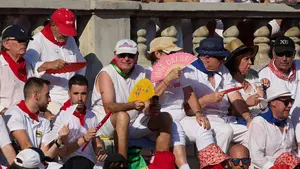 El abanico, el mejor aliado: las im&aacute;genes de una plaza de toros llena en la primera corrida de San Ferm&iacute;n