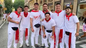 El grupo de amigos de Sevilla que conquista los Sanfermines: "Hemos vivido la noche y el d&iacute;a a tope"