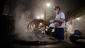 Fotos | Pamplona huele a aceite y tradici&oacute;n con los churros de La Ma&ntilde;ueta en San Ferm&iacute;n