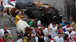La locomotora de Victoriano del R&iacute;o pasa por la Estafeta: el tercer encierro de San Ferm&iacute;n deja un herido por asta de toro