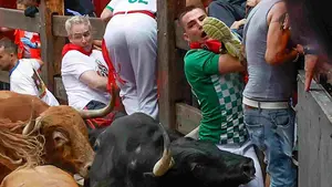 FOTOS | El mozo que ha salvado su vida de milagro, empotrado contra el vallado en el encierro de los &Aacute;lvaro N&uacute;&ntilde;ez
