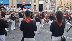 La banda que despierta Pamplona cada ma&ntilde;ana antes del encierro y calma con m&uacute;sica los nervios de los corredores