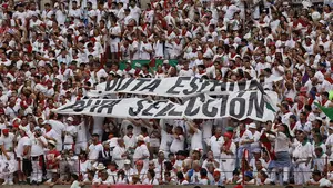 La provocaci&oacute;n contra Espa&ntilde;a acaba con una bronca monumental en la plaza de toros de Pamplona