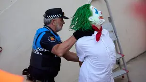 Cae el 'Joker' en Pamplona: la multa que se va a llevar por tocar a los toros y grabar con el m&oacute;vil durante el encierro