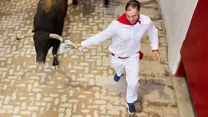 FOTOS | La gloria ef&iacute;mera de un corredor del encierro de San Ferm&iacute;n: entra en la plaza s&oacute;lo y guiando a un toro de Jandilla