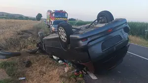Un aparatoso accidente en un pueblo de Navarra acaba con un herido y su veh&iacute;culo volcado sobre la carretera