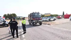 Petilla amanece de nuevo sin sus vecinos: el incendio sigue activo pero frena su avance durante la noche