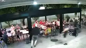Las im&aacute;genes completas de la agresi&oacute;n proetarra de Berriozar: atacan por sorpresa con barras e incluso atacan a un ni&ntilde;o