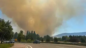 Incendio en Salinas de Pamplona: una gran columna de humo sorprende a Pamplona a las puertas de la ciudad