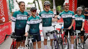La vida tranquila de Miguel Indur&aacute;in junto a su mujer y sus tres hijos: reunidos por una carrera ciclista en Navarra