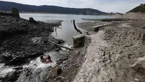 La Guardia Civil investigan el hallazgo de posibles restos humanos en la cola del embalse de Yesa